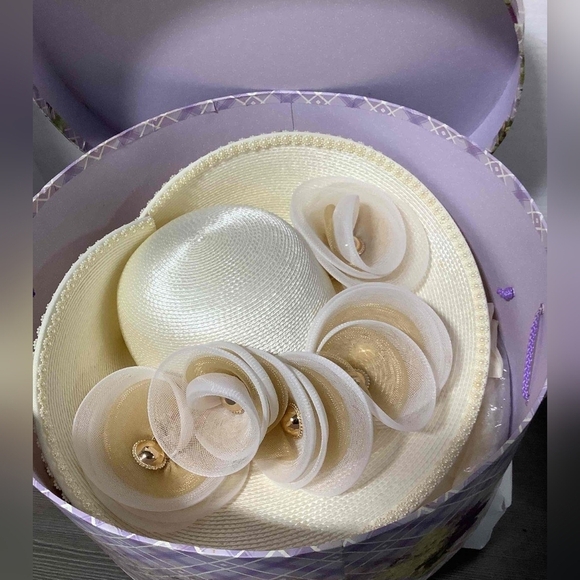 Elegant Cream Floral Women's Hat - Picture 5 of 8